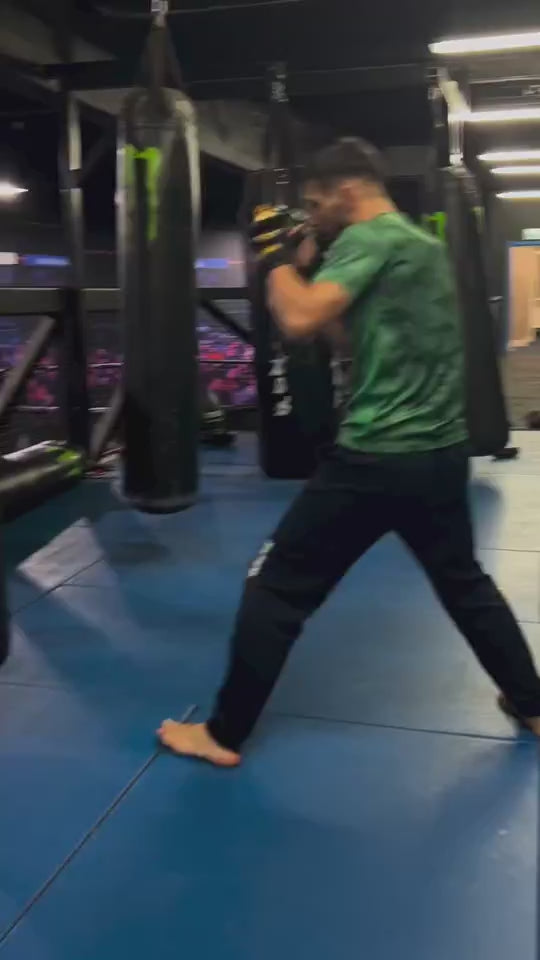 Asael Adjoudj en sparring avec les gants STYX